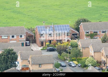 Haus mit Sonnenkollektoren auf dem Dach, erneuerbare Energie, grün, Immobilien, Haus, Wohn, Großbritannien Stockfoto