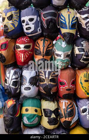 Mexikanische Wrestling 'Lucha Libre' Masken zum Verkauf auf der Straße in Tijuana, Mexiko Stockfoto