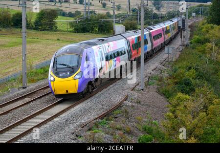 Avanti West Coast Class 390 Pendolino in neuer Pride Lackierung zur Feier der Vielfalt geht Blisworth in Northamptonshire, August 2020 Stockfoto