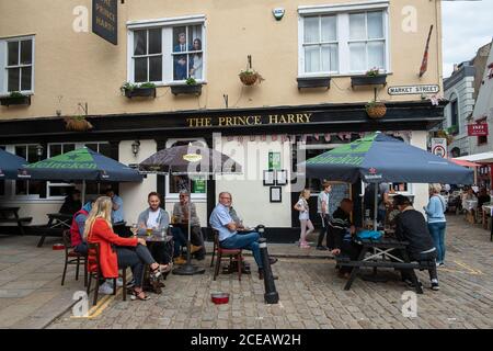 Windsor, Berkshire, Großbritannien. August 2020. Die Leute genießen einen Drink vor dem Prince Harry Pub. Windsor war heute sehr voll mit Touristen und Einheimischen, die die Stadt an einem wärmeren als erwartet August Feiertag Montag besuchen. Quelle: Maureen McLean/Alamy Stockfoto