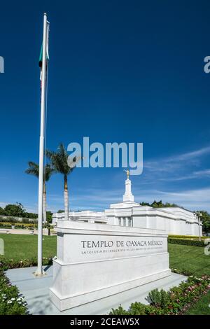 Die mexikanische Flagge am Oaxaca-Tempel der Kirche Jesu Christi der Heiligen der Letzten Tage in Oaxaca, Mexiko. Stockfoto