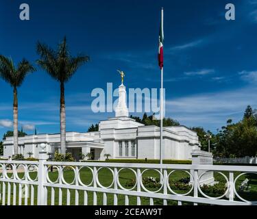 Die mexikanische Flagge am Oaxaca-Tempel der Kirche Jesu Christi der Heiligen der Letzten Tage in Oaxaca, Mexiko. Stockfoto