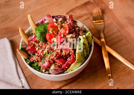 Draufsicht auf Schüssel appetitlichen Salat mit verschiedenen Gemüse. Stockfoto