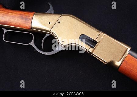 Altes Westgewehr mit Munition auf schwarzer Leinwand Stockfoto