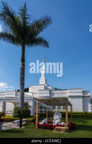 Weihnachtsblumen umgeben die Weihnachtskrippe zur Weihnachtszeit im Oaxaca-Tempel der Kirche Jesu Christi der Heiligen der Letzten Tage in Oaxaca, mir Stockfoto