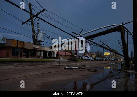 Lake Carles, Louisiana, USA. August 2020. Zahlen der gefallenen elektrischen Pole werden gesehen, nachdem Hurrikan Laura durch in Lake Charles, Louisiana am Samstag, 29. August 2020 passiert.Go Nakamura/Zuma Press Credit: Go Nakamura/ZUMA Wire/Alamy Live News Stockfoto