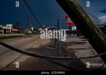 Lake Carles, Louisiana, USA. August 2020. Zahlen der gefallenen elektrischen Pole werden gesehen, nachdem Hurrikan Laura durch in Lake Charles, Louisiana am Samstag, 29. August 2020 passiert.Go Nakamura/Zuma Press Credit: Go Nakamura/ZUMA Wire/Alamy Live News Stockfoto