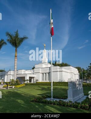 Die mexikanische Flagge am Oaxaca-Tempel der Kirche Jesu Christi der Heiligen der Letzten Tage in Oaxaca, Mexiko. Stockfoto