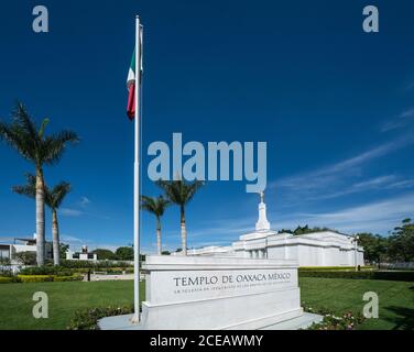 Die mexikanische Flagge am Oaxaca-Tempel der Kirche Jesu Christi der Heiligen der Letzten Tage in Oaxaca, Mexiko. Stockfoto