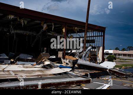 Lake Carles, Louisiana, USA. August 2020. Ein beschädigter Möbelladen wird gesehen, nachdem Hurrikan Laura durch in Lake Charles, Louisiana am Samstag, dem 29. August 2020 gegangen ist.Go Nakamura/Zuma Press Credit: Go Nakamura/ZUMA Wire/Alamy Live News Stockfoto