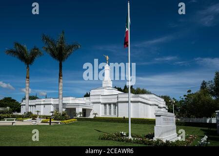 Die mexikanische Flagge am Oaxaca-Tempel der Kirche Jesu Christi der Heiligen der Letzten Tage in Oaxaca, Mexiko. Stockfoto