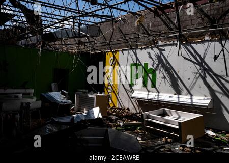 Lake Carles, Louisiana, USA. August 2020. Eine beschädigte Apotheke wird gesehen, nachdem Hurrikan Laura in Lake Charles, Louisiana am Samstag, 29. August 2020 durchgegangen ist.Go Nakamura/Zuma Press Credit: Go Nakamura/ZUMA Wire/Alamy Live News Stockfoto