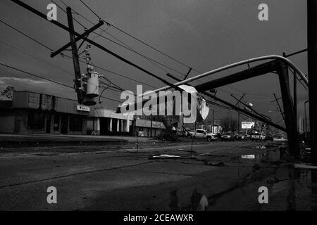 Lake Carles, Louisiana, USA. August 2020. Zahlen der gefallenen elektrischen Pole werden gesehen, nachdem Hurrikan Laura durch in Lake Charles, Louisiana am Samstag, 29. August 2020 passiert.Go Nakamura/Zuma Press Credit: Go Nakamura/ZUMA Wire/Alamy Live News Stockfoto