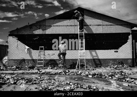 Lake Carles, Louisiana, USA. August 2020. Menschen reparieren beschädigte Wand, nachdem Hurrikan Laura durchgegangen in Lake Charles, Louisiana am Samstag, 29. August 2020 .Go Nakamura / Zuma Press Credit: Go Nakamura / ZUMA Wire / Alamy Live News Stockfoto