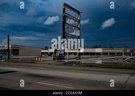 Lake Carles, Louisiana, USA. August 2020. Ein beschädigtes Schild für eine Mall wird gesehen, nachdem Hurrikan Laura durch in Lake Charles, Louisiana am Samstag, dem 29. August 2020 gegangen ist.Gehen Nakamura/Zuma Pressequelle: Gehen Nakamura/ZUMA Wire/Alamy Live News Stockfoto