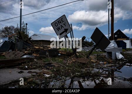 Lake Carles, Louisiana, USA. August 2020. Beschädigte Straßenschilder sind zu sehen, nachdem Hurrikan Laura in Lake Charles, Louisiana am Samstag, 29. August 2020 durchgegangen ist.Go Nakamura/Zuma Pressequelle: Go Nakamura/ZUMA Wire/Alamy Live News Stockfoto