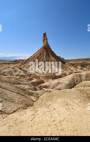 Malerischer Blick auf raue steinige Hügel in den Badlands von Bardenas Reales in Navarra, Spanien Stockfoto