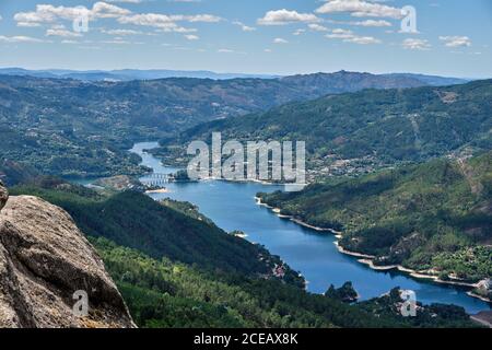 Gerês, Portugal - 30. August 2020 : Blick auf den Fluss Cavado und den Nationalpark Peneda-Geres, Gerês, Portugal Stockfoto