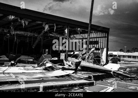 Lake Carles, Louisiana, USA. August 2020. Ein beschädigter Möbelladen wird gesehen, nachdem Hurrikan Laura durch in Lake Charles, Louisiana am Samstag, dem 29. August 2020 gegangen ist.Go Nakamura/Zuma Press Credit: Go Nakamura/ZUMA Wire/Alamy Live News Stockfoto