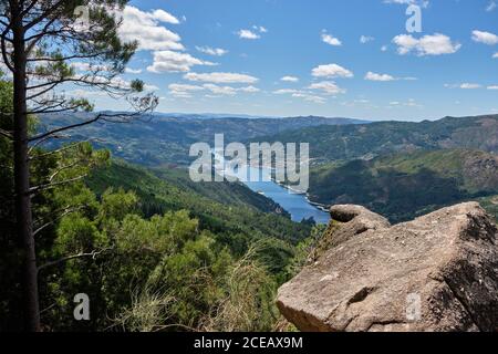 Gerês, Portugal - 30. August 2020 : Blick auf den Fluss Cavado und den Nationalpark Peneda-Geres, Gerês, Portugal Stockfoto