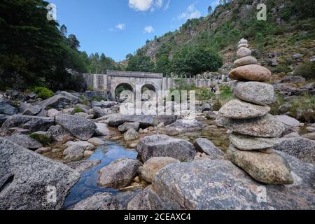 Gerês, Portugal - 30. August 2020 : Arado-Brücke in den Bergen Nationalpark Peneda-Geres, Gerês, Portugal Stockfoto