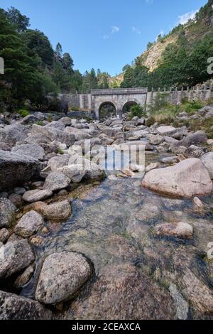 Gerês, Portugal - 30. August 2020 : Arado-Brücke in den Bergen Nationalpark Peneda-Geres, Gerês, Portugal Stockfoto