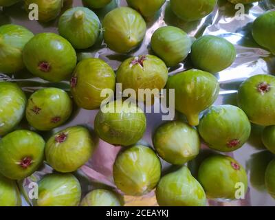 Zusammensetzung basierend auf grünen Feigen auf Aluminiumfolie. Obst-Hintergrundbild Stockfoto