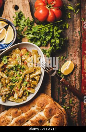 Türkische geschmorte grüne Bohnen Starter mit Tomaten und Olivenöl Stockfoto