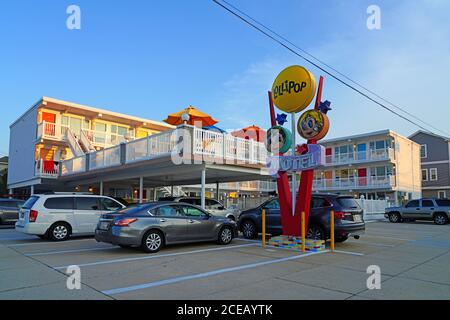 NORTH WILDWOOD, NJ - 21. JULI 2020 - Blick auf das Lollipop Motel, ein Wahrzeichen Doo Wop Stil Motel im Wildwoods Shore Resort Historic District in Stockfoto