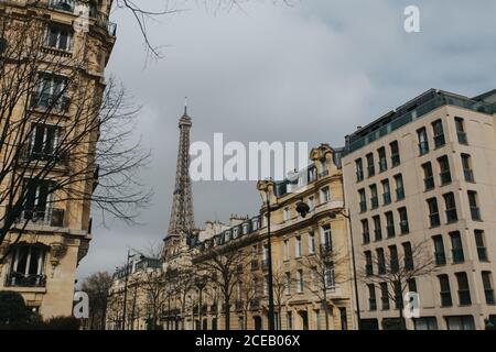 Großes Gebäude an der Straße in Paris Stockfoto