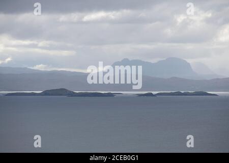 Highlands mit Blick über das Meer, Schottland, Britische Inseln Stockfoto
