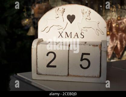 Vintage Licht Holz Adventskalender mit Zahlen auf zwei Würfel gemalt.Weihnachtszeit. Stockfoto