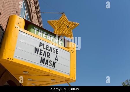 Das Festzelt im Star Theatre in Whitehall, Montana, rät den Bewohnern am Sonntag, 2. August 2020, „Bitte trage eine Maske“. Das Kino wurde als Reaktion auf die Coronavirus-Pandemie geschlossen. Stockfoto