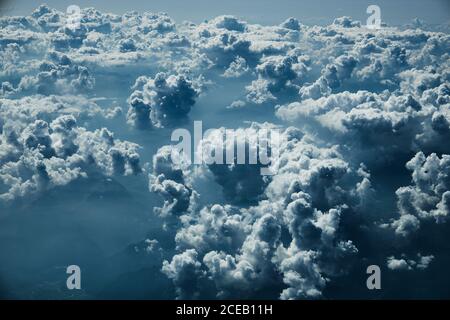 Atemberaubende Luftaufnahme auf Landschaft mit Berg und großen dicht Weiß mit blauen Wolken Stockfoto