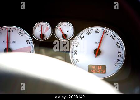 Ansicht des Armaturenbrett mit Tachometer zeigt hohe Geschwindigkeit mit Rote Anzeige Stockfoto