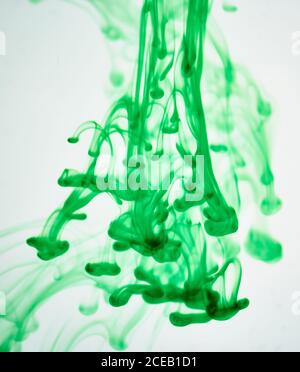 Fliessende helle grüne Tinten unter Wasser Stockfoto