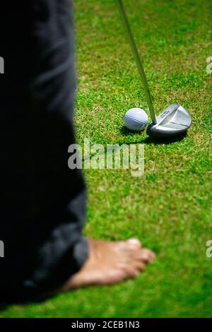 Mann, der auf dem Rasen Golf spielt Stockfoto