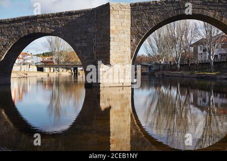 Brückenbogen über dem Fluss Stockfoto