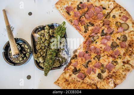 Marihuana oder Cannabispflanze und eine Pizza Stockfoto