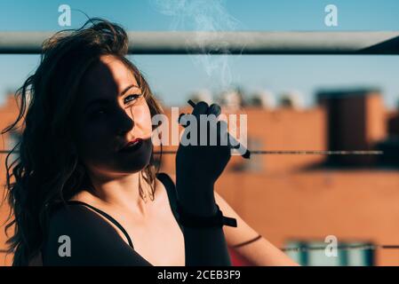 Junge Frau, die ein Cannabisgelenk raucht Stockfoto