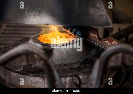 Kornansicht des Schmiedeofens mit brennendem Feuer Metallgussfabrik Stockfoto