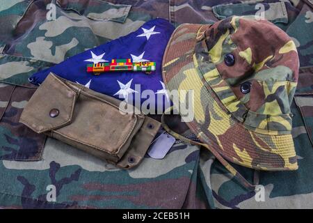 Vietnam Veterans Bush Hat, Ammo Pouch, Dog Tags, Service Ribbons & American Flag Stockfoto