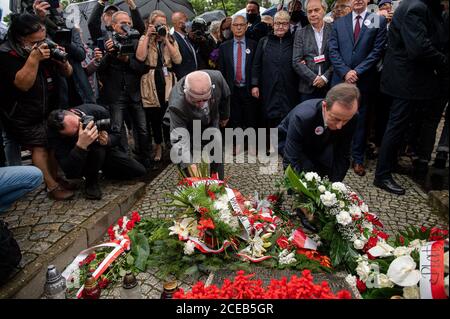 Der ehemalige polnische Präsident Lech Walesa (L) und der polnische Senatssprecher Tomasz Grodzki (R) legen Blumen an das Denkmal der gefallenen Schiffswerftäter.die August-Abkommen waren ein symbolischer Beginn der Solidaritätsgewerkschaft. Sie beendeten die Streikwelle 1980 und trugen zur zunehmenden Rolle von Lech Walesa und zum Sturz des Kommunismus in Polen im Jahr 1989 bei. Stockfoto