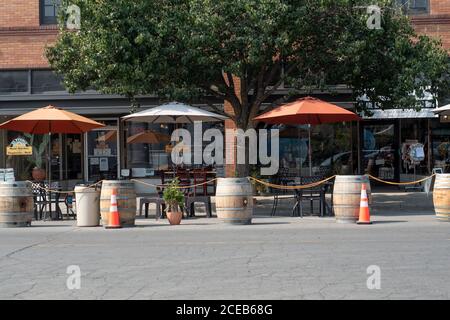 Winters, California, USA, 29. August 2020. Die Hauptstraße dieser Stadt wurde in ein offenes Restaurant verwandelt, doch um 15 Uhr an einem Samstag gibt es nur sehr wenige Kunden. Die Hitze, der Rauch von Waldbränden und die Pandemien haben abschreckende Kunden weg. Stockfoto