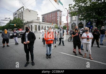 Vancouver, Kanada. August 2020. Die Menschen nehmen an einer Gedenkstätte zur Erinnerung an Überdosierungsopfer in Vancouver, British Columbia, Kanada, 31. August 2020 Teil. Menschen nahmen am Montag an einer Gedenkveranstaltung in Vancouver Teil, um ihrer Geliebten zu gedenken, die am Internationalen Tag des Bewusstseins für Überdosierung an einer Überdosis starben. Das ist eine globale Veranstaltung, die jedes Jahr am 31. August stattfindet, um das Bewusstsein für Überdosierung zu schärfen und die Stigmatisierung drogenbedingter Todesfälle zu verringern. Quelle: Liang Sen/Xinhua/Alamy Live News Stockfoto