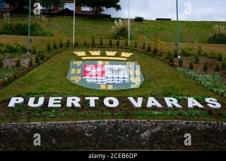 Puerto Varas, Chile. Februar 13, 2020. Wappen von Puerto Varas mit Fliesen Stockfoto