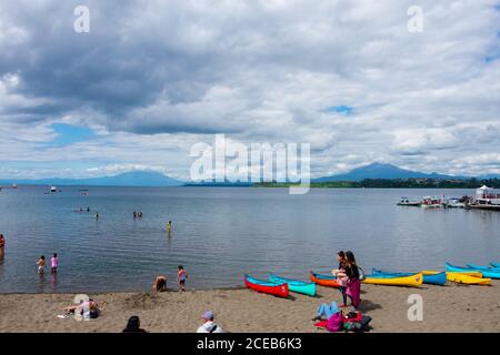 Puerto Varas, Chile. Februar 13, 2020. Blick auf den Llanquihue Lake Strand und die Vulkane Osorno und Calbuco Stockfoto