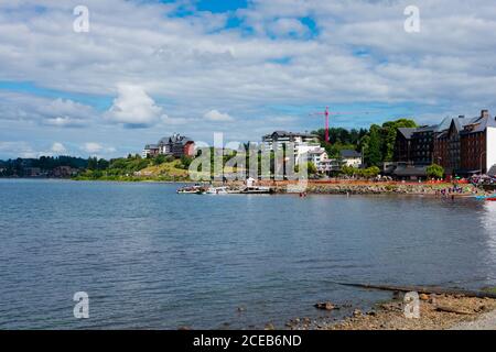 Puerto Varas, Chile. Februar 13, 2020. Blick auf den See Llanquihue und die Stadt Puerto Varas Stockfoto