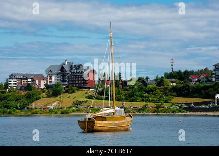 Puerto Varas, Chile. Februar 13, 2020. Blick auf ein Holzboot im Llanquihue See Stockfoto