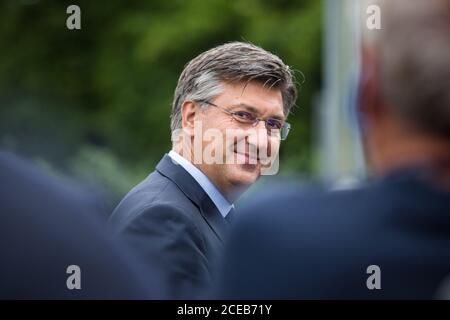 Der kroatische Ministerpräsident Andrej Plenkovic kommt beim 15. Strategischen Forum in Bled an.die europäischen Staats- und Regierungschefs trafen sich auf dem jährlichen strategischen Forum in Bled, um Europa nach dem Brexit und der COVID-19-Pandemie zu diskutieren. Stockfoto